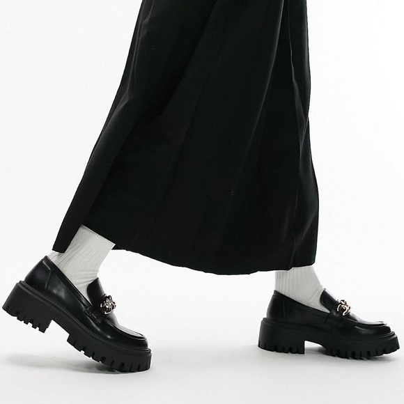 NWT/NIB Topshop Chunky Black Leather Loafer w Gold Chain, US Size 8 - Picture 3 of 5